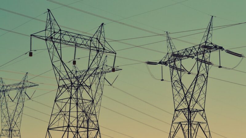 Torres y líneas de transmisión de alta tensión sobre el paisaje, referentes de la nueva infraestructura eléctrica prevista en Casanare