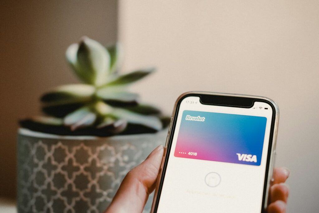 Persona realiza un pago sin contacto acercando una tarjeta a un iPhone que funciona como terminal de pago