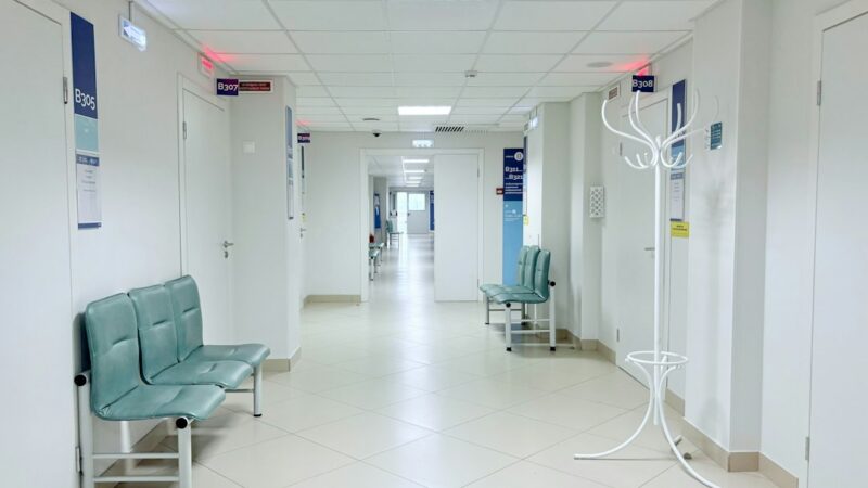 Sala de espera de un centro de salud con usuarios del sistema de salud