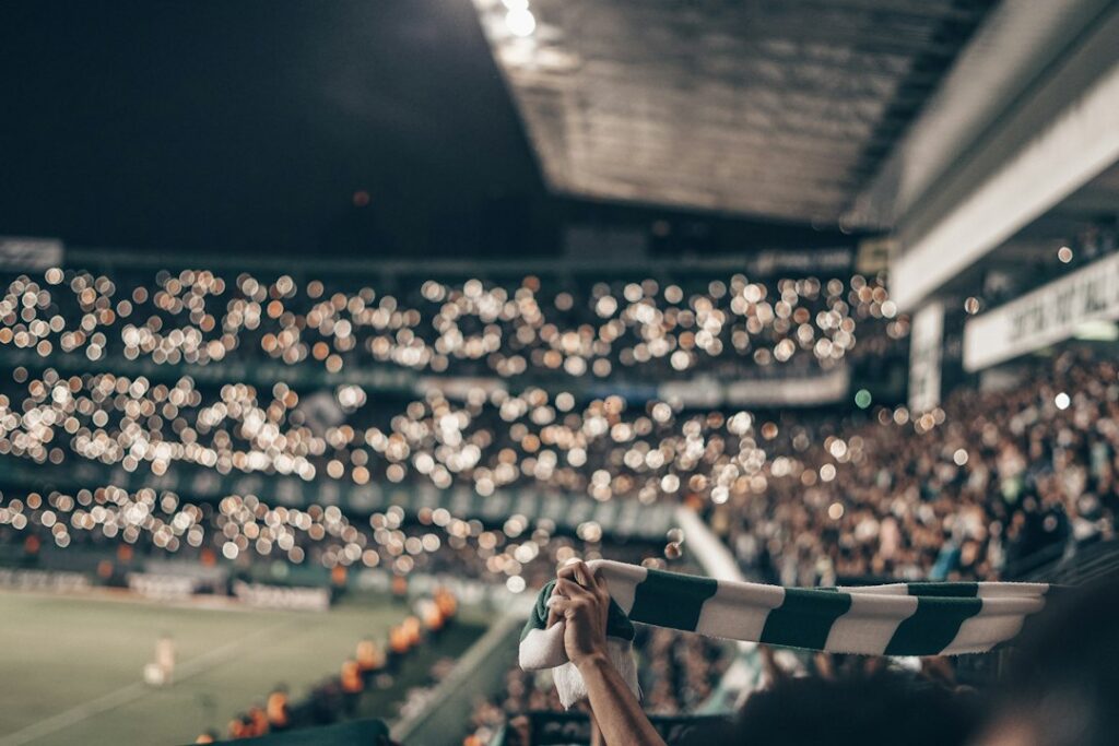 Partido de fútbol entre Deportivo Cali e Independiente Santa Fe en el estadio El Campín