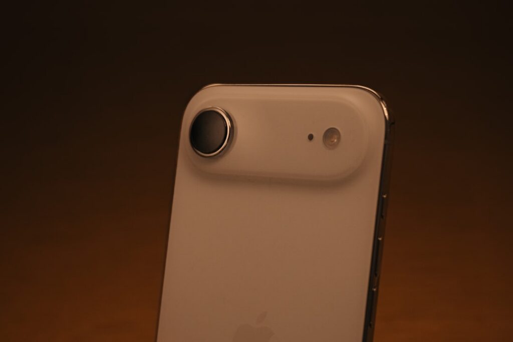 Un smartphone de gama alta en primer plano, con el módulo de cámaras traseras visible, similar a la nueva serie Find X10