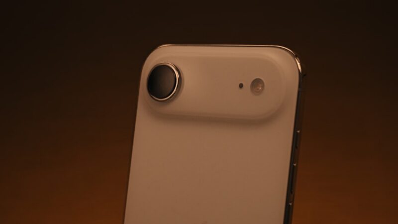 Un smartphone de gama alta en primer plano, con el módulo de cámaras traseras visible, similar a la nueva serie Find X10