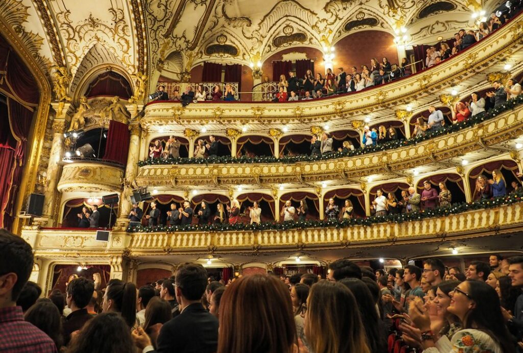 Sala de teatro con público durante un evento cultural en Bogotá, ciudad donde se cuestiona la ejecución del presupuesto del sector