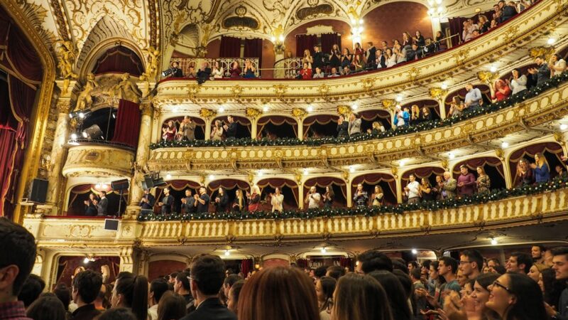 Sala de teatro con público durante un evento cultural en Bogotá, ciudad donde se cuestiona la ejecución del presupuesto del sector