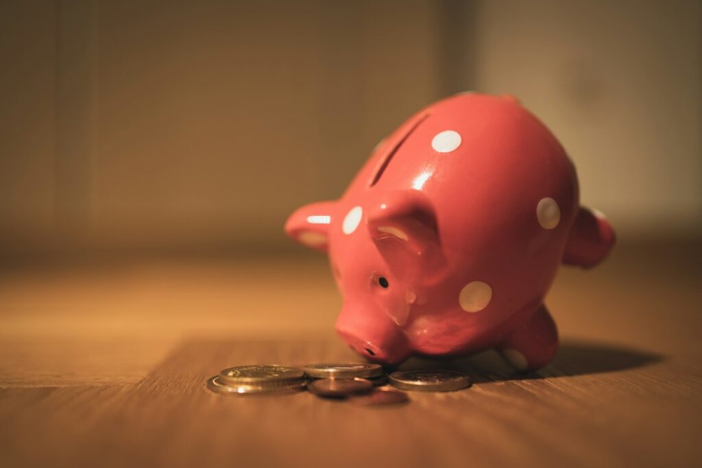 Cofre de ahorro con monedas, símbolo del ahorro digital en cuentas bancarias