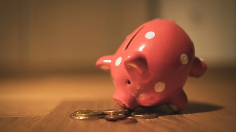 Cofre de ahorro con monedas, símbolo del ahorro digital en cuentas bancarias