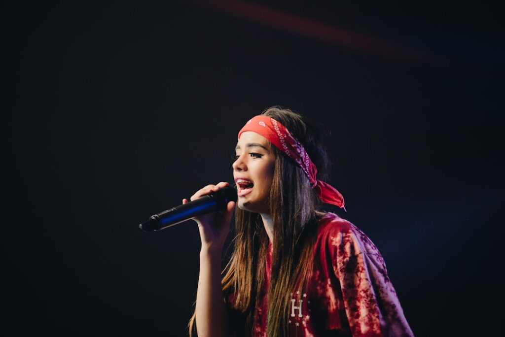 Jessi Uribe cantando en un concierto, vocalista de música popular colombiana en un escenario