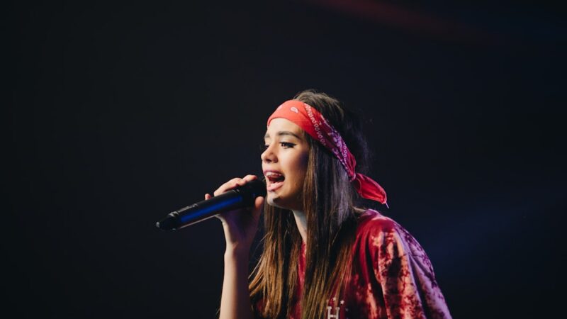 Jessi Uribe cantando en un concierto, vocalista de música popular colombiana en un escenario