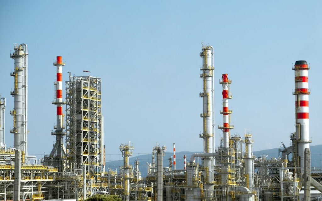 Instalaciones de una refinería de petróleo con torres y ductos industriales