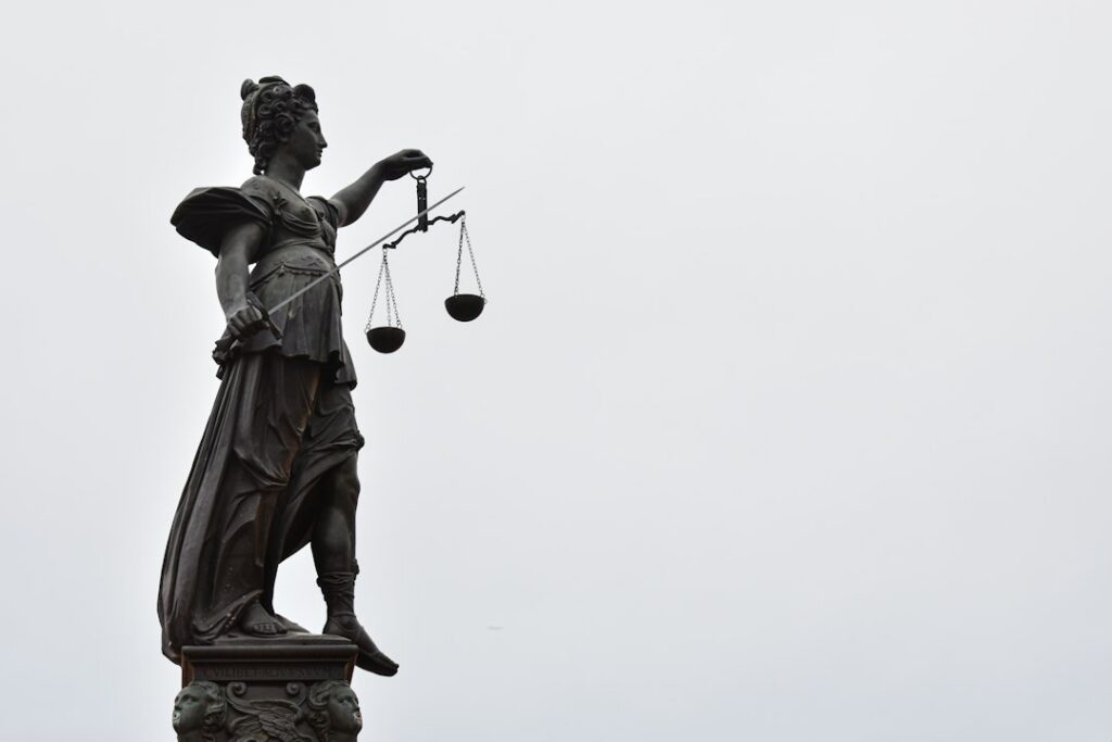 Balanza y mazo en un entorno judicial, imagen alusiva al proceso penal por la agresión en Usaquén.