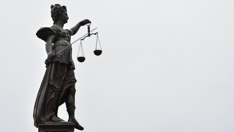 Balanza y mazo en un entorno judicial, imagen alusiva al proceso penal por la agresión en Usaquén.
