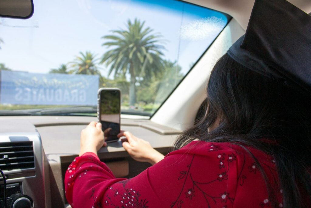 Mujer revisando su teléfono móvil, imagen alusiva a la llegada de Uber Mujeres a Colombia.