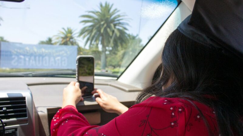 Mujer revisando su teléfono móvil, imagen alusiva a la llegada de Uber Mujeres a Colombia.