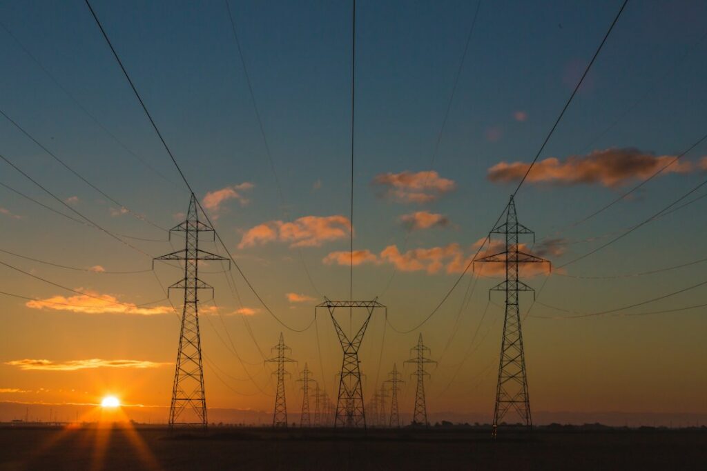 Torres y líneas de alta tensión de una planta eléctrica en Colombia, alusivas al rezago en la entrada de energía nueva al sistema eléctrico en 2026