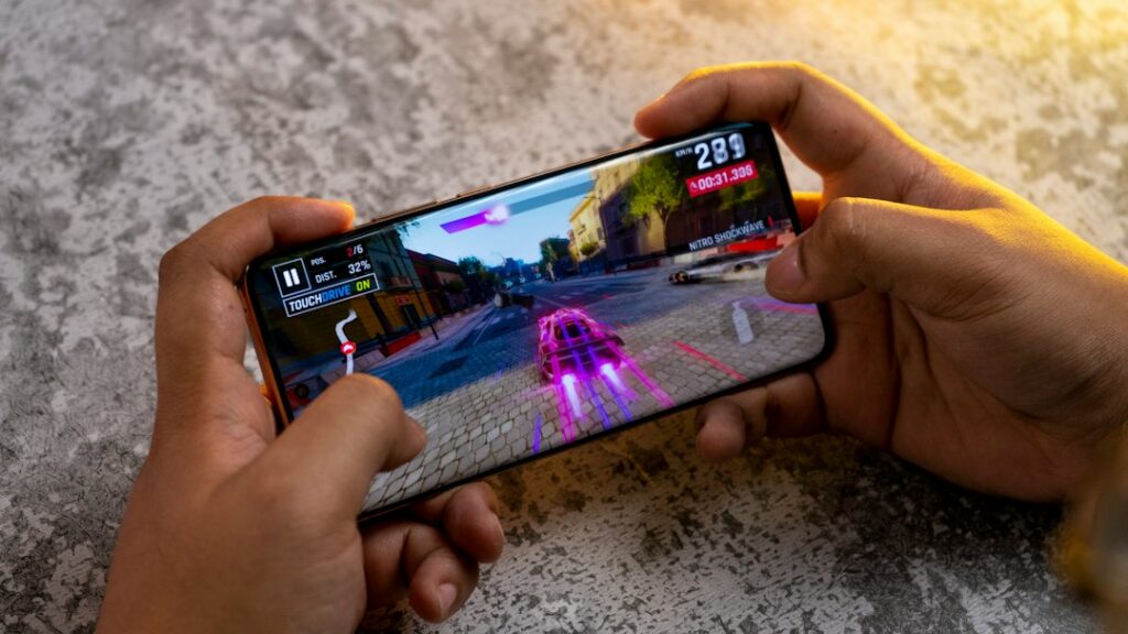 Un celular gaming con la pantalla encendida sobre una superficie oscura