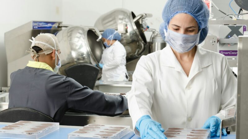 Interior de una fábrica de chocolate, escenario en el que se inspira la competencia de la serie 'El boleto dorado' de Netflix