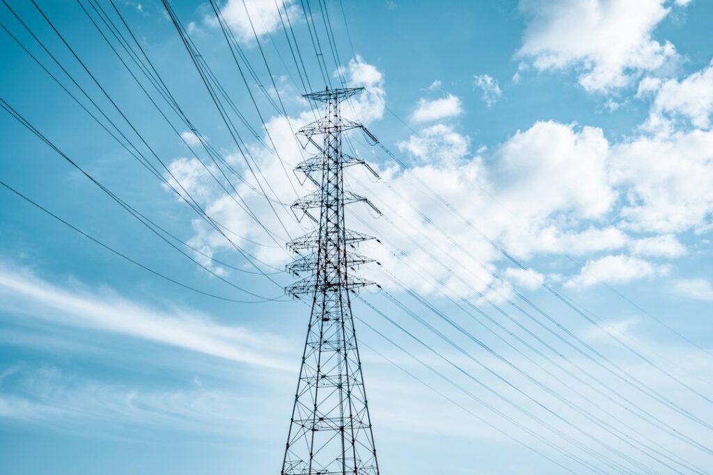 Postes y redes de distribución de energía eléctrica en una zona urbana, donde se realizan mantenimientos programados del servicio.