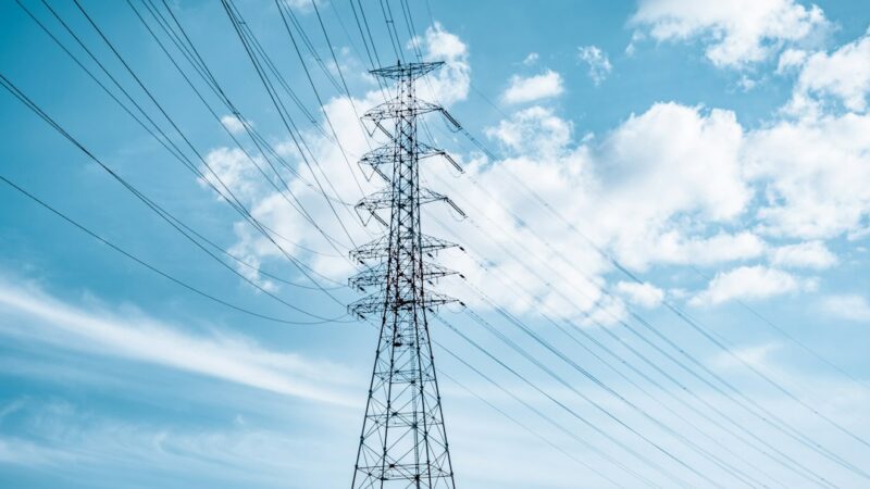 Postes y redes de distribución de energía eléctrica en una zona urbana, donde se realizan mantenimientos programados del servicio.