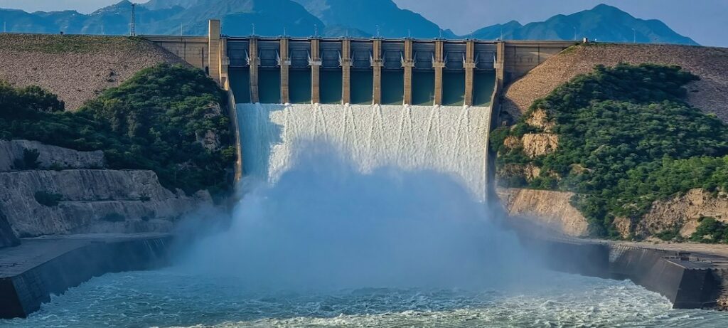 Represa de una central hidroeléctrica rodeada de vegetación en Colombia.
