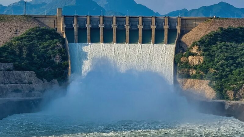 Represa de una central hidroeléctrica rodeada de vegetación en Colombia.