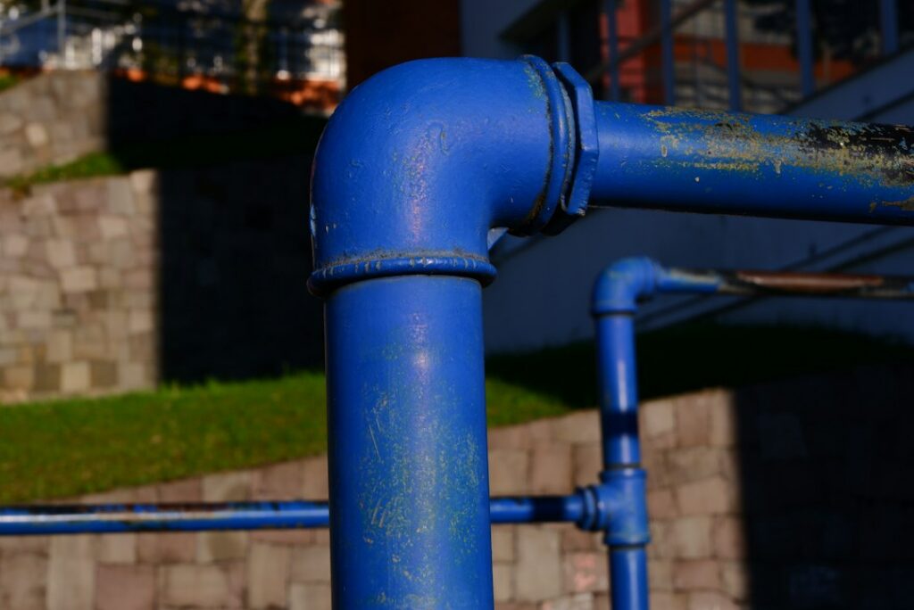 Obras sobre una tubería de acueducto en una calle, relacionadas con los cortes programados del servicio de agua