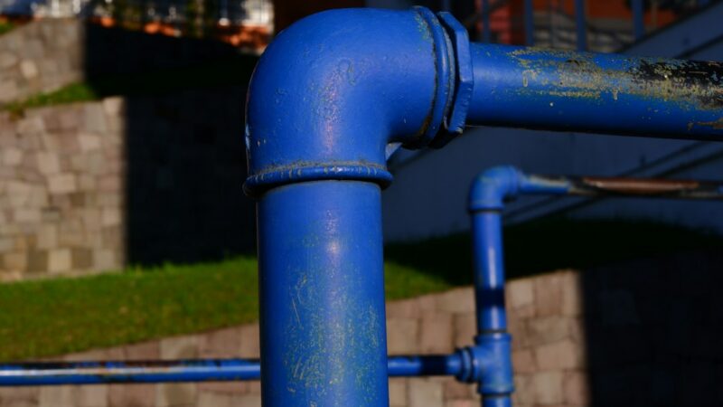 Obras sobre una tubería de acueducto en una calle, relacionadas con los cortes programados del servicio de agua