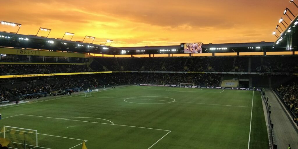 Cámaras de televisión transmiten un partido del fútbol profesional colombiano en un estadio
