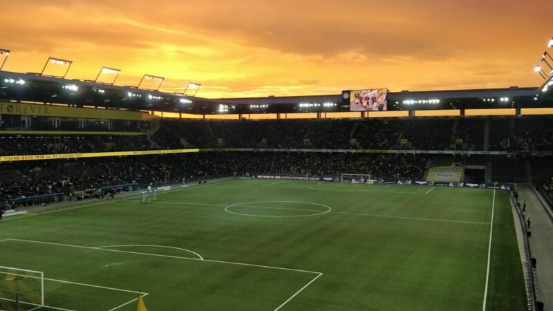 Cámaras de televisión transmiten un partido del fútbol profesional colombiano en un estadio