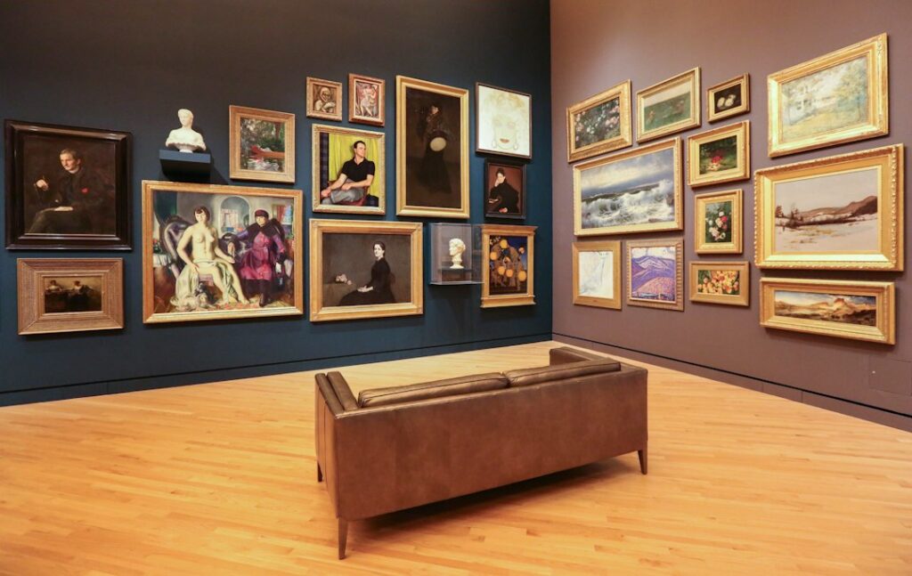 Sala de exposición con obras contemporáneas de Johan Samboni en la Casa Obeso Mejía de Cali, donde se presenta 'Mi identidad no es uniforme'