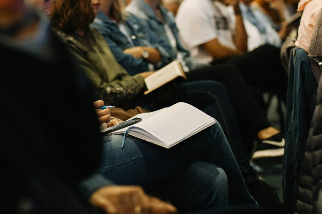 Escritora participa en un encuentro literario ante el público