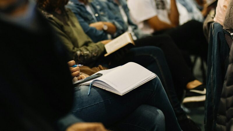 Escritora participa en un encuentro literario ante el público
