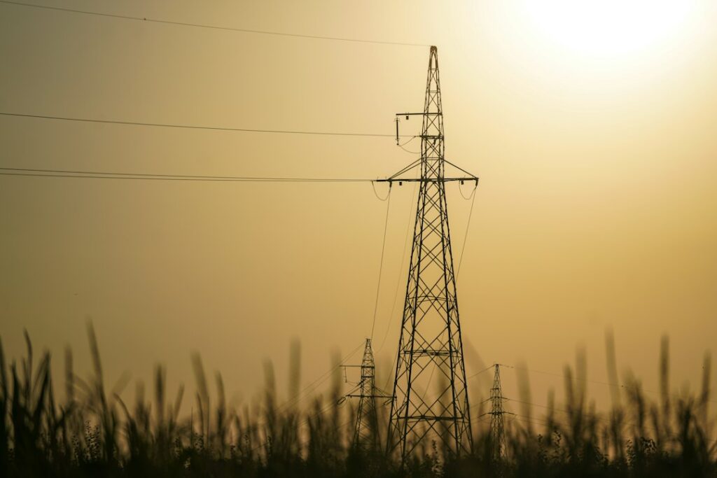 Torres y cables de una red de transmisión eléctrica vistos a distancia