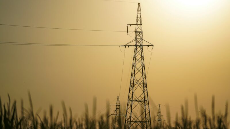 Torres y cables de una red de transmisión eléctrica vistos a distancia