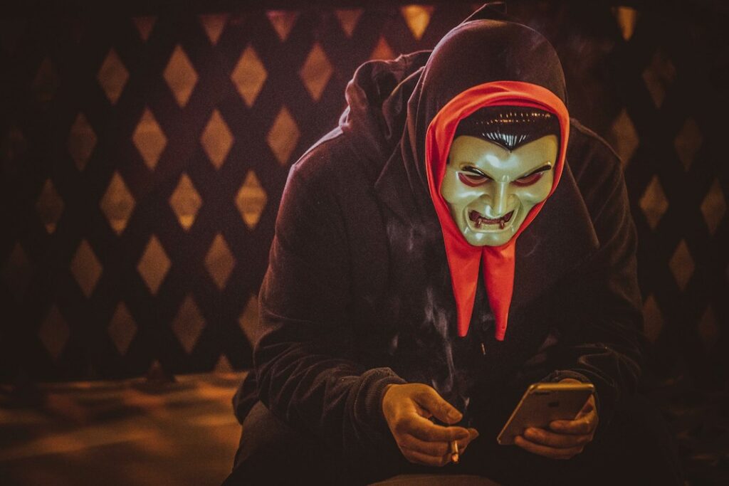 Persona sosteniendo un teléfono inteligente Android, imagen alusiva a la amenaza del malware bancario RemControl