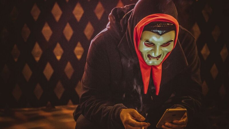 Persona sosteniendo un teléfono inteligente Android, imagen alusiva a la amenaza del malware bancario RemControl