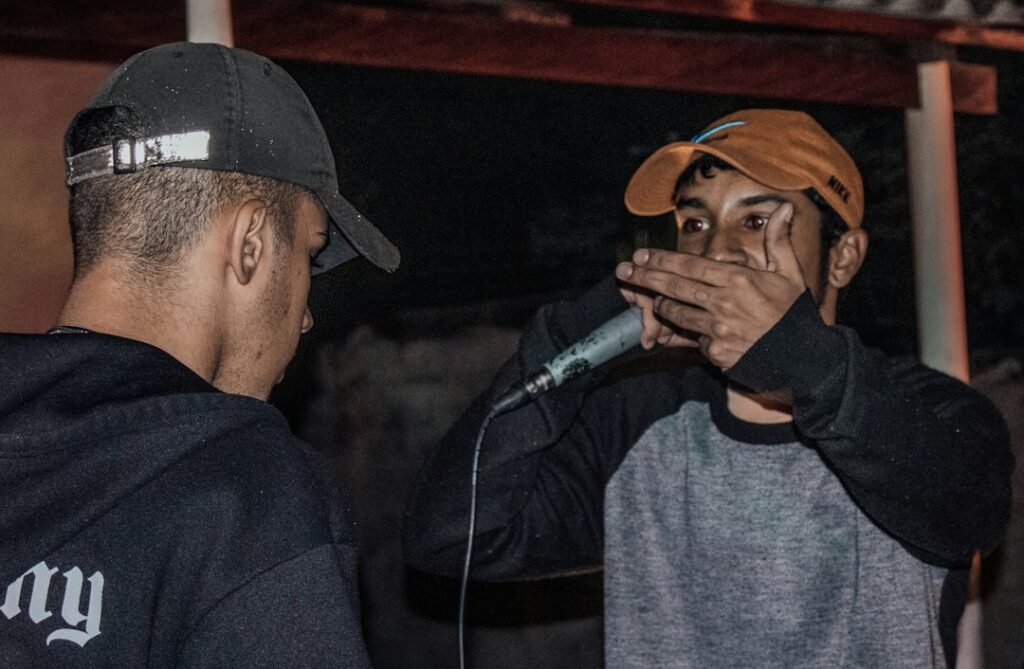 Competencia de freestyle con un mc frente al micrófono en un escenario de Medellín