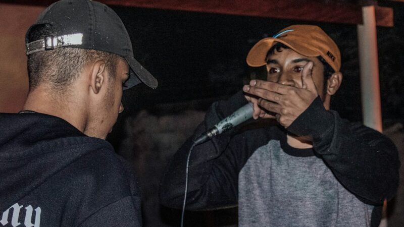 Competencia de freestyle con un mc frente al micrófono en un escenario de Medellín