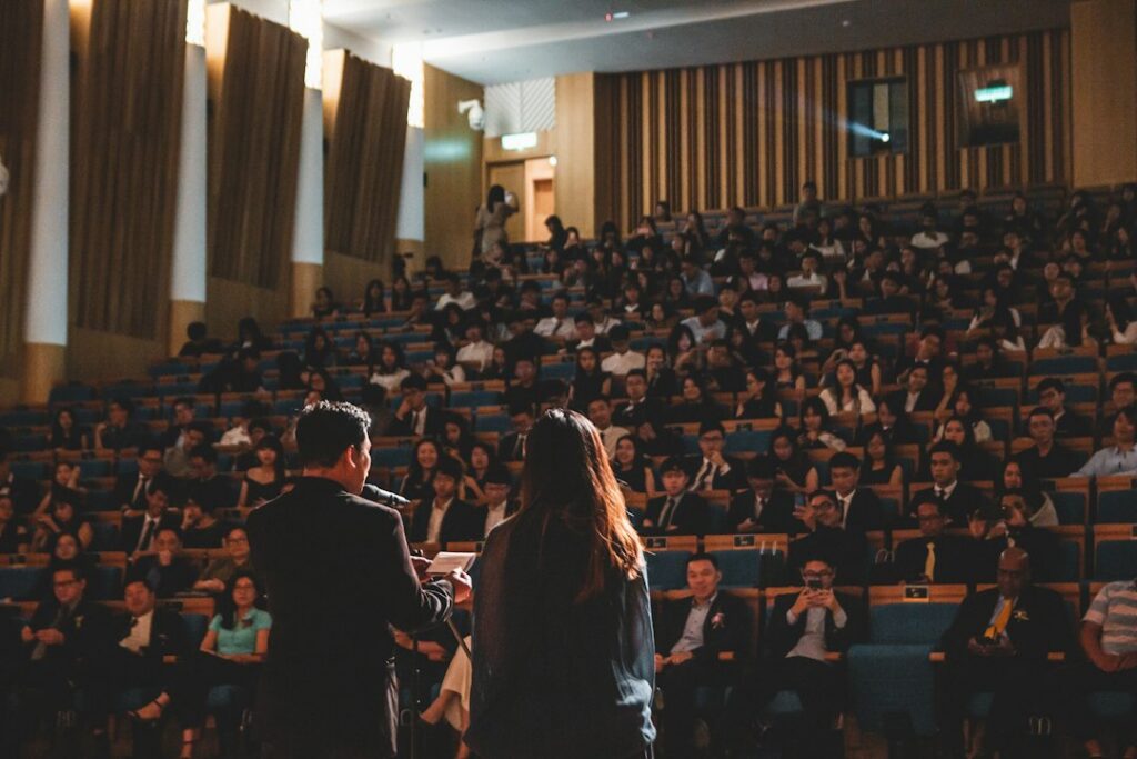 Un ponente habla ante el público en un auditorio durante una conferencia de ideas