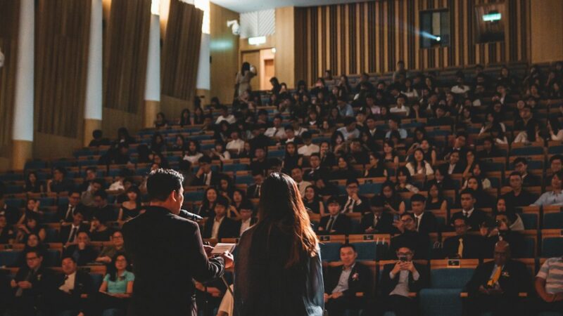 Un ponente habla ante el público en un auditorio durante una conferencia de ideas