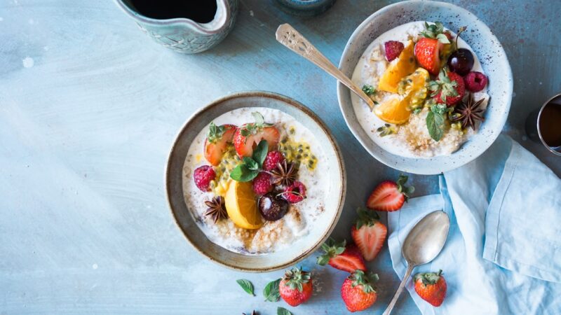 Yogur y otros alimentos fermentados sobre una mesa, productos donde suelen anunciarse probióticos.