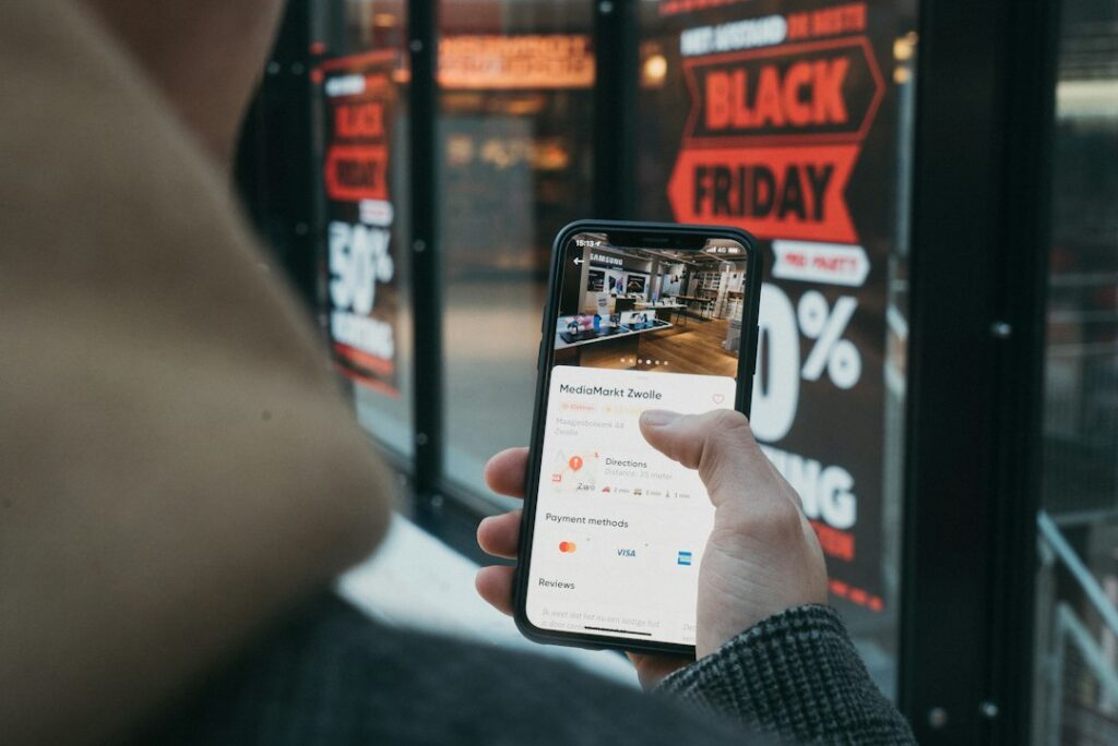 Teléfono celular con la aplicación de YouTube abierta, plataforma que sumará comparaciones de productos con inteligencia artificial.