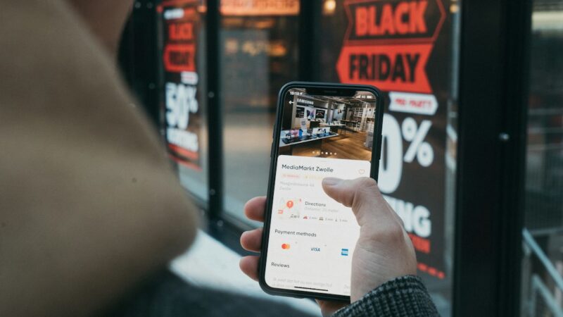 Teléfono celular con la aplicación de YouTube abierta, plataforma que sumará comparaciones de productos con inteligencia artificial.