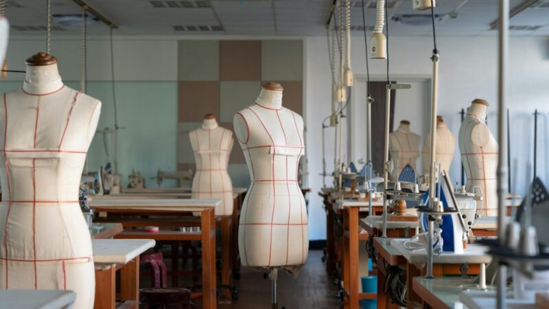 Taller de diseño de moda con prendas y materiales sobre una mesa, procesos donde la inteligencia artificial y los modelos 3D ganan terreno.