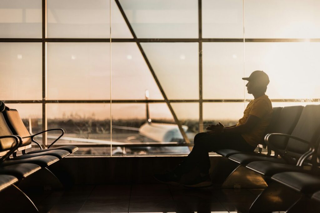 Una persona usa su teléfono celular para organizar un viaje, práctica cada vez más común con el auge de la inteligencia artificial en el turismo.