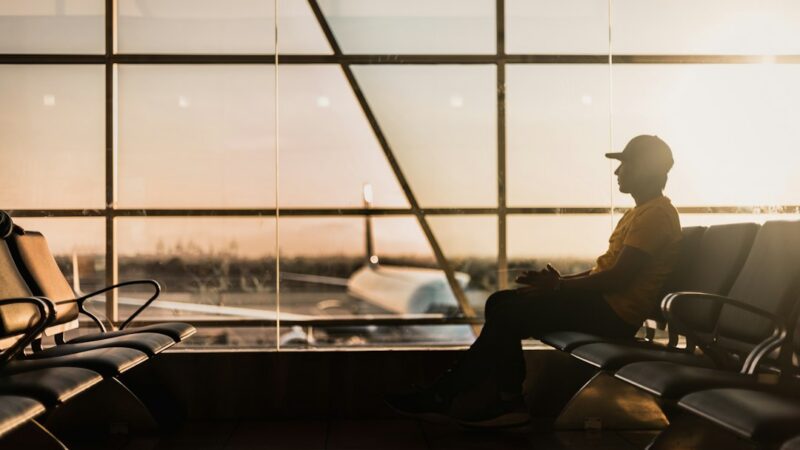 Una persona usa su teléfono celular para organizar un viaje, práctica cada vez más común con el auge de la inteligencia artificial en el turismo.