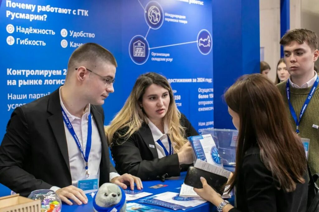 Visitantes recorren stands con soluciones tecnológicas para la industria en una feria comercial