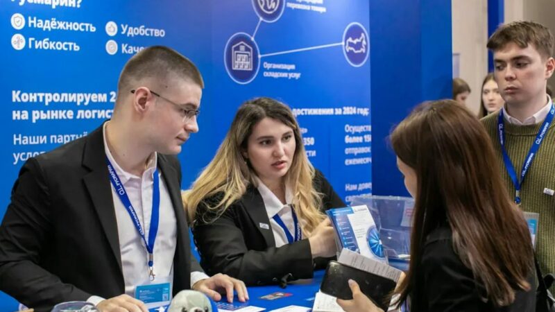 Visitantes recorren stands con soluciones tecnológicas para la industria en una feria comercial