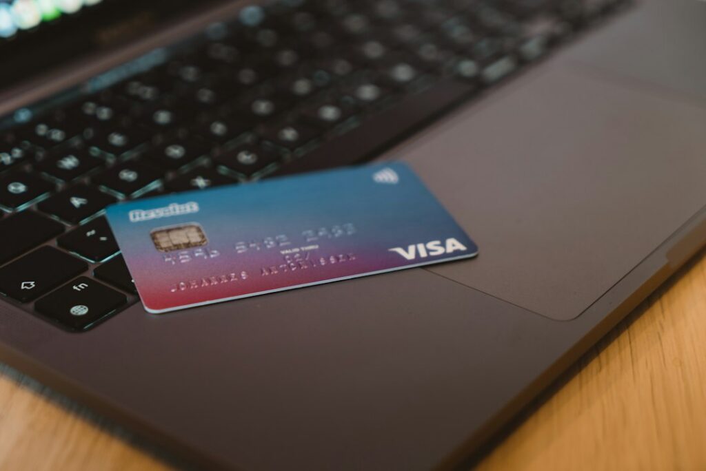 Tarjetas y dispositivos sobre un escritorio en un ambiente de trabajo financiero