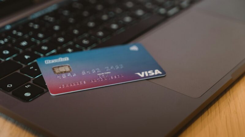 Tarjetas y dispositivos sobre un escritorio en un ambiente de trabajo financiero