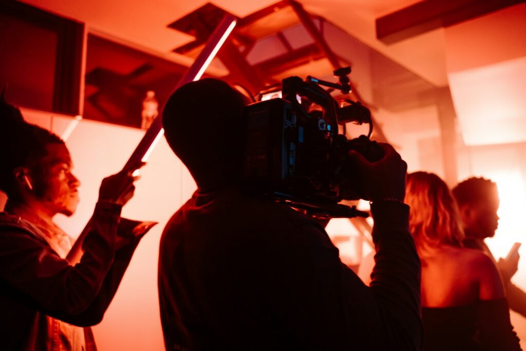 Equipo de filmación con cámara profesional durante una producción audiovisual, asociado al documental que motivó el proceso judicial